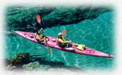 Kayak biplace sur les eaux turquoises.                                     Cliquez sur l'image pour l'agrandir (56 ko JPG)